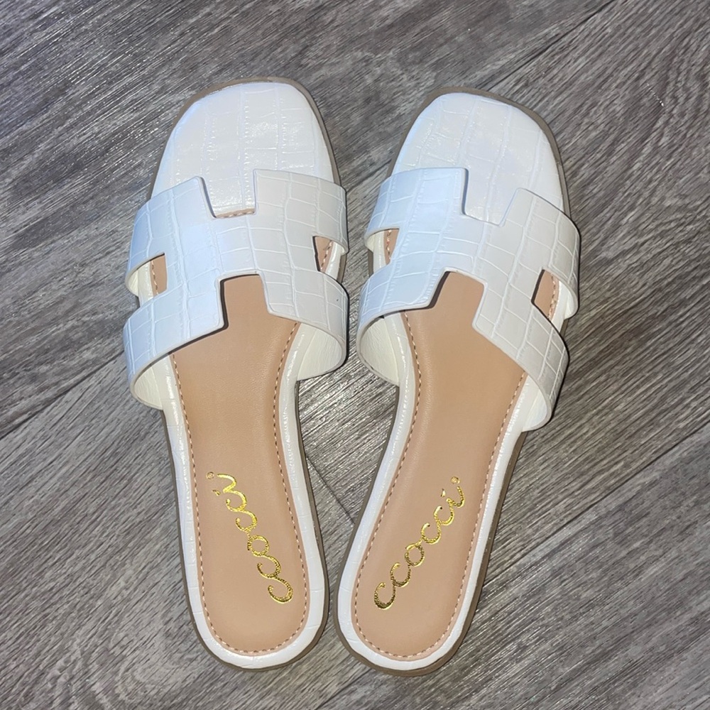 ccocci- BRAND NEW croc embossed H white sandal SIZE 5.5